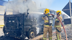 Inc&ecirc;ndio destr&oacute;i caminh&atilde;o carregado com adubo na BR-354, em Arcos
