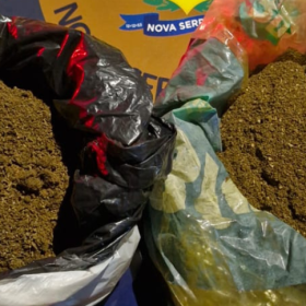 Casal &eacute; preso com cerca de 1 kg de maconha em Nova Serrana