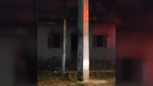 Inc&ecirc;ndio atinge casa abandonada em Nova Serrana e &eacute; controlado pelos Bombeiros