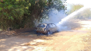 Lagoa da Prata: Homem &eacute; morto a tiros e carro &eacute; incendiado