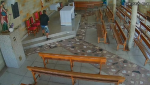 Homem tenta furtar doa&ccedil;&otilde;es de fi&eacute;is em igreja de Ita&uacute;na