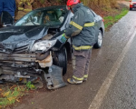 Carro desgovernado bate em barranco na BR-494 entre Carmo da Mata e Oliveira