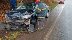 Carro desgovernado bate em barranco na BR-494 entre Carmo da Mata e Oliveira