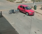 Mulher fica ferida em acidente entre carro e moto em Nova Serrana
