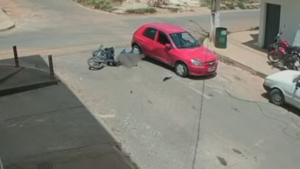 Mulher fica ferida em acidente entre carro e moto em Nova Serrana