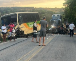 Acidente entre carro e ônibus deixa dois mortos na BR-352, em Pitangui