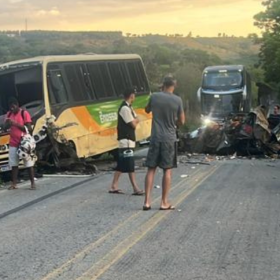 Acidente entre carro e ônibus deixa dois mortos na BR-352, em Pitangui