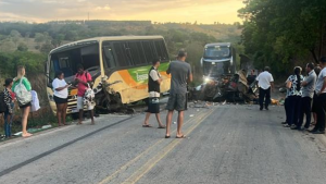 Acidente entre carro e &ocirc;nibus deixa dois mortos na BR-352, em Pitangui