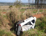 Lagoa da Prata: Carro capota na MG-429 e deixa gestante ferida
