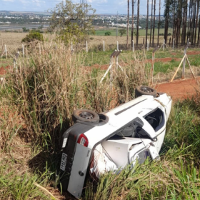Lagoa da Prata: Carro capota na MG-429 e deixa gestante ferida