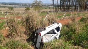 Lagoa da Prata: Carro capota na MG-429 e deixa gestante ferida