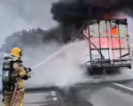 Incêndio destrói caminhão na BR-381 em Oliveira