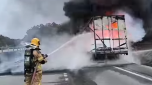 Inc&ecirc;ndio destr&oacute;i caminh&atilde;o na BR-381 em Oliveira