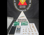 PM prende casal com barras de maconha e 29 pedras de crack, em Formiga