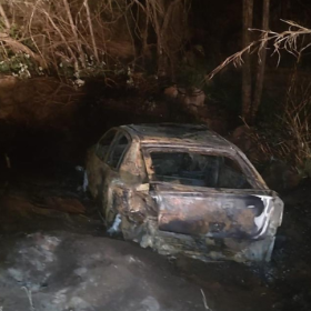 Carro pega fogo após acidente na MG-431, entre Itaúna e Itatiaiuçu