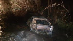 Carro pega fogo ap&oacute;s acidente na MG-431, entre Ita&uacute;na e Itatiaiu&ccedil;u