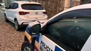 Carro furtado &eacute; recuperado no bairro Interlagos em Divin&oacute;polis