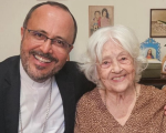 Adélia Prado recebe benção enviada pelo Papa Leão XIV das mãos do bispo Dom Geovane