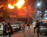 VÍDEO: bombeiros atuam por mais de 16 horas em incêndio em loja de pneus na Avenida Vilarinho