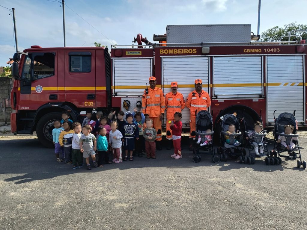 Seguran&ccedil;a e encantamento: a&ccedil;&atilde;o dos Bombeiros em Carmo do Cajuru marca manh&atilde; em escola infantil