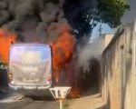 VÍDEO: ônibus pega fogo em Contagem e faz passageiros saírem às pressas