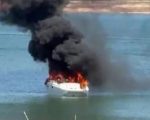 VÍDEO: lancha pega fogo no Lago de Furnas