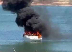 V&Iacute;DEO: lancha pega fogo no Lago de Furnas