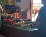 Bar na Grande BH é interditado após fiscalização encontrar bebidas com rótulos falsos e cervejas vencidas