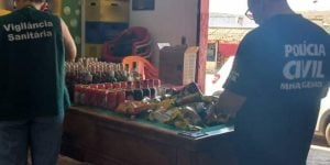 Bar na Grande BH é interditado após fiscalização encontrar bebidas com rótulos falsos e cervejas vencidas