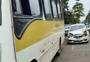 Acidente com &ocirc;nibus escolar deixou homem com traumatismo craniano no Interlagos, crian&ccedil;a ficou ferida