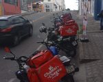 Entregadores distribuem sacolinhas surpresas a crianças carentes em Divinópolis