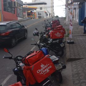 Entregadores distribuem sacolinhas surpresas a crianças carentes em Divinópolis