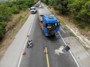 V&iacute;deo: Motociclista morre em batida com caminh&atilde;o na BR-262