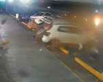 VÍDEO: carro invade estacionamento, atinge veículos e deixa cinco pessoas feridas na Grande BH