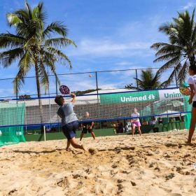 Projeto Verão oferece aulas gratuitas de beach tennis, futsal e futebol