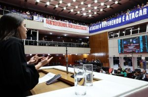 Deputada Lohanna lan&ccedil;a abaixo-assinado contra a PEC sobre a privatiza&ccedil;&atilde;o da Copasa