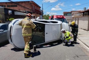 Idoso sofre mal s&uacute;bito e capota carro em Contagem