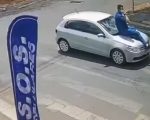 VÍDEO: homem é carregado sobre capô de carro após briga no trânsito