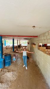 Lohanna acompanha obras do Restaurante Universit&aacute;rio da UEMG, que seguem a todo vapor
