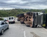 Carreta tomba e motorista fica ferido na BR-494, entre Divinópolis e Nova Serrana