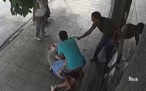 V&iacute;deo: homem &eacute; agredido por morador de rua no Centro de Divin&oacute;polis