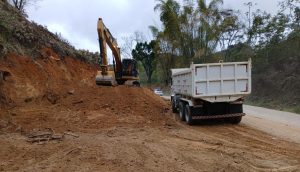 Ap&oacute;s 12 anos de espera, come&ccedil;am obras de recupera&ccedil;&atilde;o da MG-457 entre Santa Rita de Jacutinga e Bom Jardim de Minas
