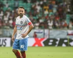 Everton Ribeiro passa por cirurgia de tireoide devido a um câncer