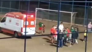 Adolescente sofre fratura grave na perna durante jogo de futebol em Nova Serrana
