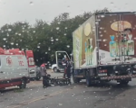 Acidente entre moto e caminhão deixa homem ferido perto do Shopping Pátio Divinópolis