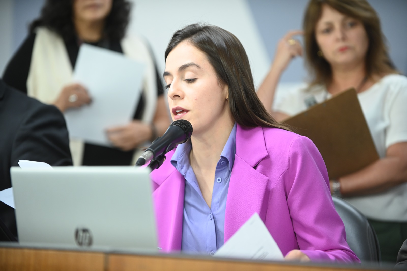 ALMG aprova em 1° turno projeto da deputada Lohanna que garante continuidade de professores especializados para estudantes com deficiência