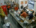 Vídeo: homem agride a pauladas clientes de pastelaria no Centro de BH