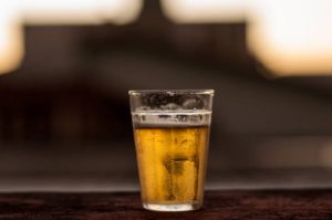 Homem é morto a tiros dentro de bar, na Grande BH
