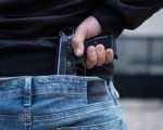 Motorista é morto a tiros enquanto conversava em praça, na Grande BH