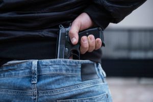 Homem &eacute; baleado em BH e motiva&ccedil;&atilde;o seria briga em escola